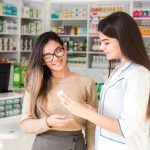 pharmacienne titulaire conseillant un client pour illustrer le recrutement formateur pharmacie