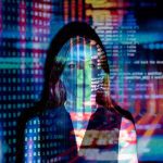 Contenus de formations en intelligence artificielle multicolors projetés sur une femme