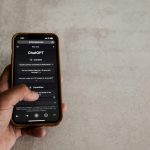 Smartphone connecté à Chat GPT pour participer à une formation intelligence artificielle MyFormaBox