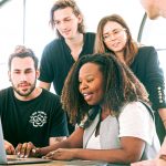 Petit groupe de personnes suivant la formation de community manager MyformaBox donnée en présentiel