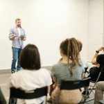 Professeur MyFormaBox donnant une formation en anglais en présentiel
