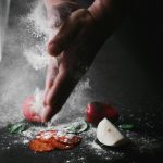 Farine qui s'échappe des mains d'un cuisinier lors d'une formation en restauration