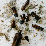 flacons d'huiles essentielles etalees sur la table d'une formation en parapharmacie aromatherapie MyFormabox