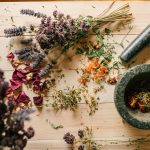 etale remplie d'herbes pour la formation en pharmacie phytotherapie myformabox