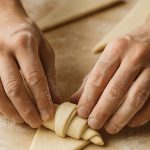 Apprentissage de la viennoiserie lors d'une formation en boulangerie-patisserie