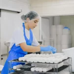 preparatrice gantee illustrant une formation obligatoire chr